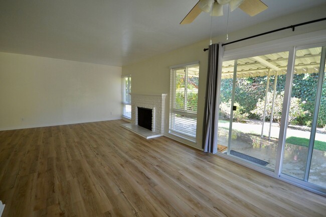 Building Photo - 3 Bedroom Home in Great Fullerton Neighbor...