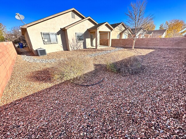 Building Photo - Move In Special! Super cute 3 bed 2 bath h...