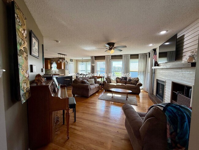 Foto del edificio - BEAUTIFUL TWO-STORY HOME w/POND VIEWS