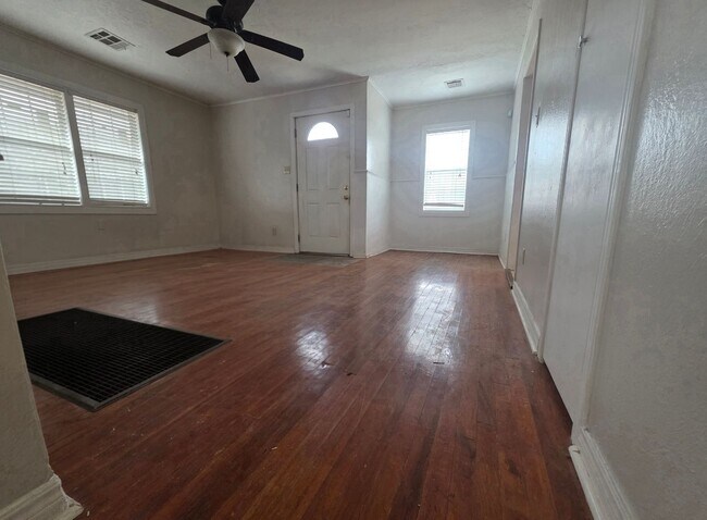 Foto del edificio - 2 Bedroom 1 Bath w/ Laundry