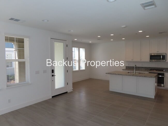 Building Photo - Newer home in Dunes Community