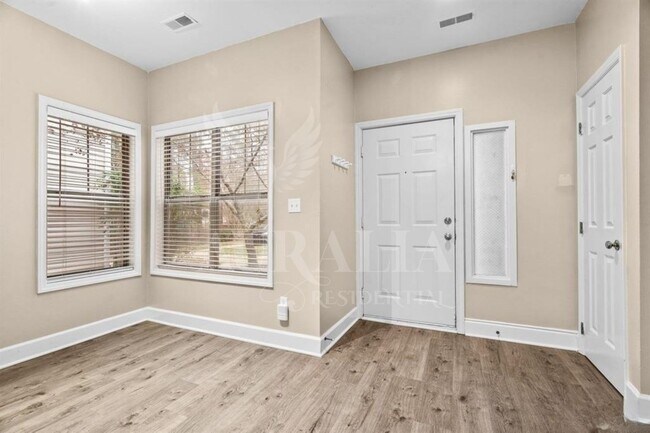 Building Photo - Sunpointe Condo #103