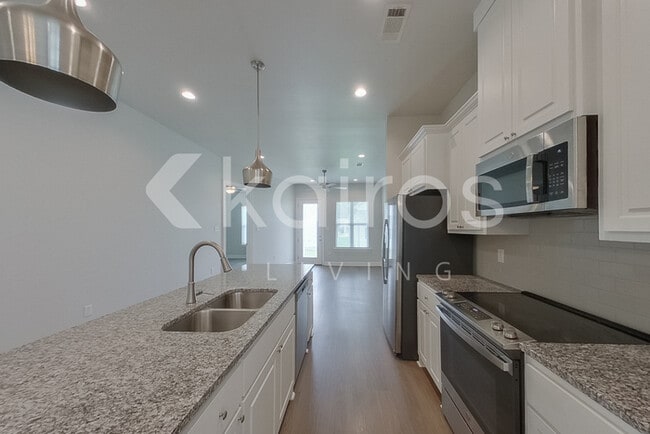 Building Photo - 4816 W Dacha Ln