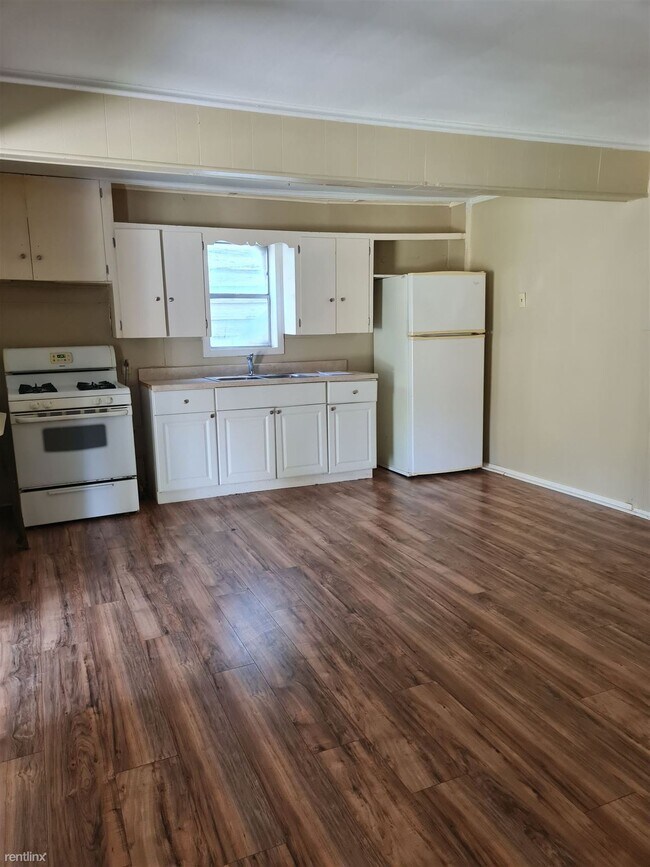 Building Photo - 2 br, 1 bath Triplex - 124 W 14th St TRIPLEX