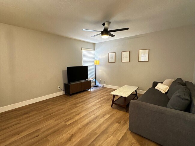 Foto del edificio - OFFERING MOVE IN SPECIALS, FULLY FURNISHED...