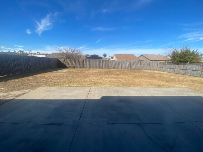 Building Photo - Wonderful Custom Home w/ Large Lot, Conven...