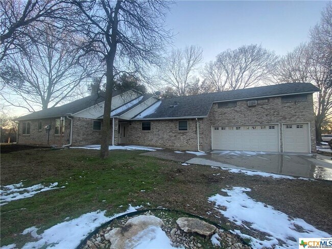Building Photo - 1001 Tres Vistas Ct