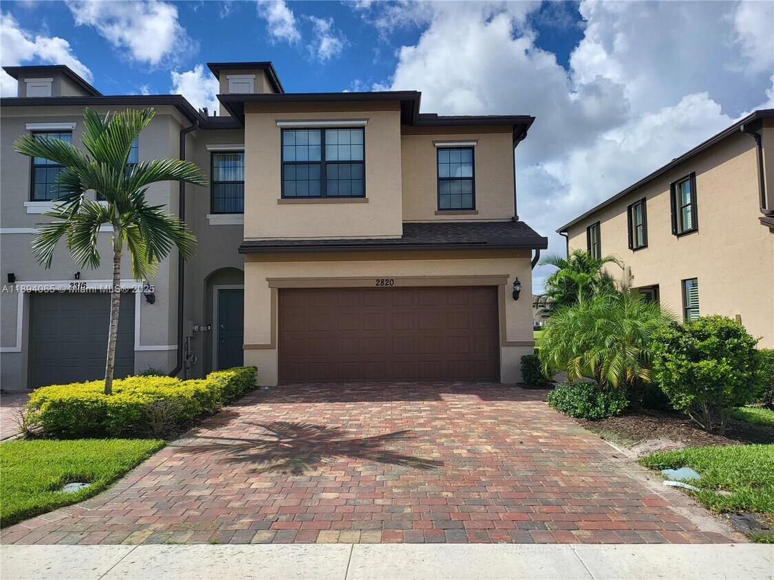 Primary Photo - 2820 Troubadour St