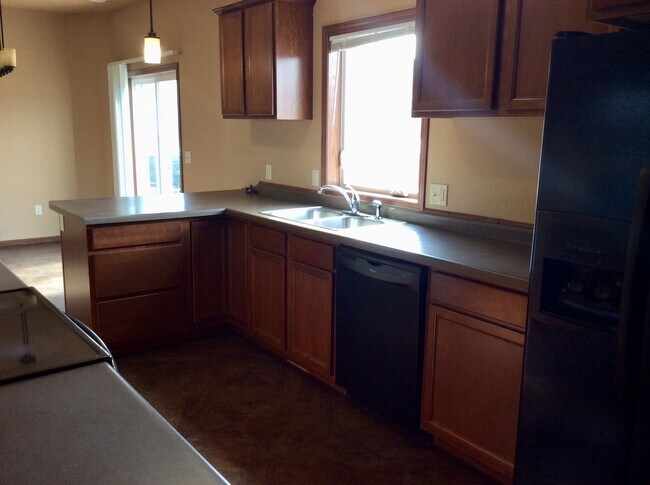 Building Photo - Nice 3 bed, 2.5 bath townhome
