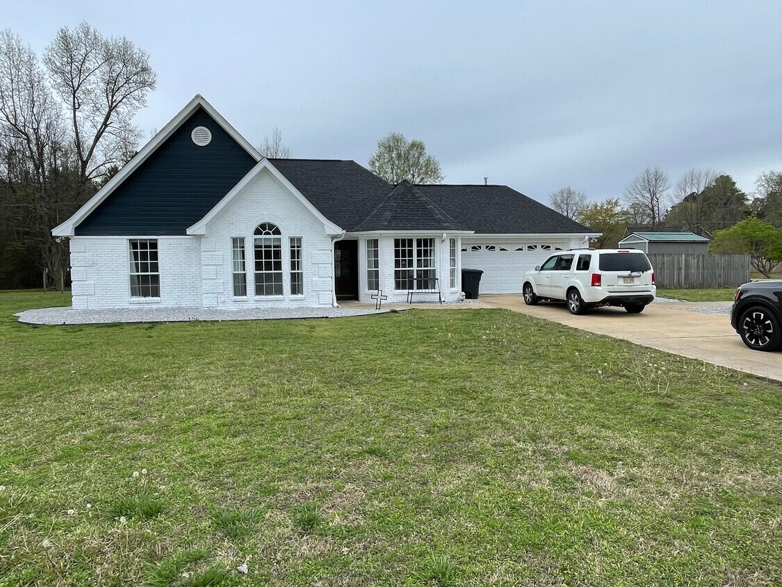 906 N Wolfe Rd, Caledonia, MS 39740 House Rental in Caledonia, MS
