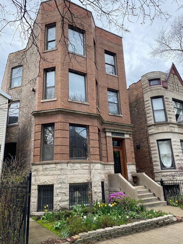 Front - 1640 Leavitt N St