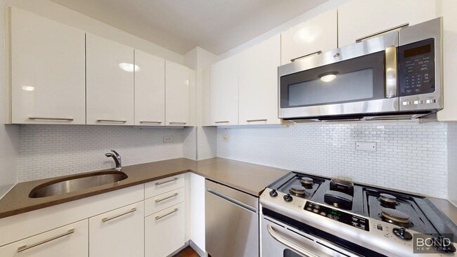 Building Photo - 220 E 63rd St
