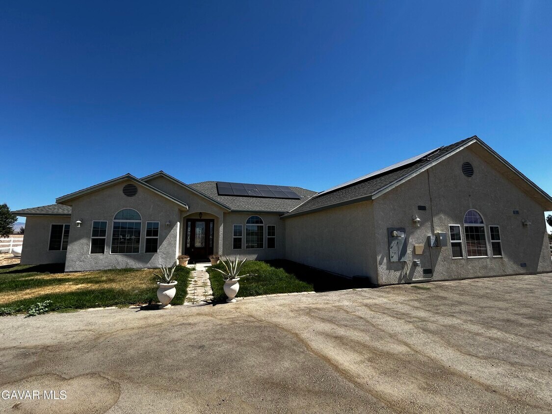 Foto principal - 8127 W Ave E12