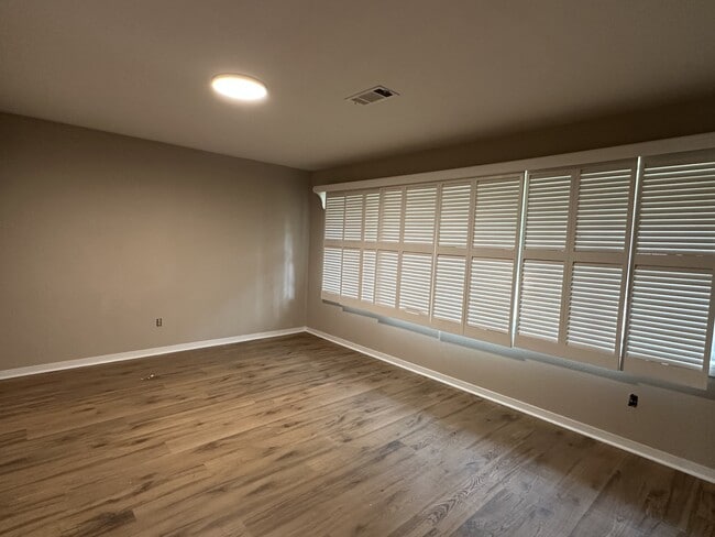 Building Photo - 301 Pinewood Dr