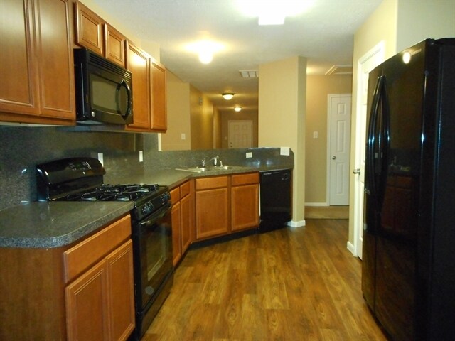 Foto del edificio - 8302 Hardy Elm St
