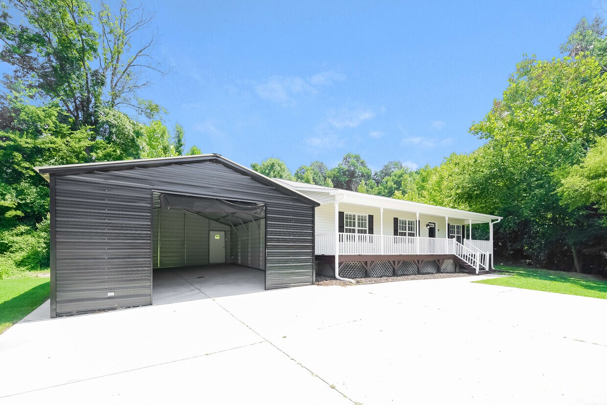 Primary Photo - 500 3 Oaks Dr
