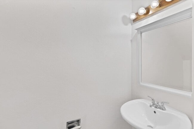 Building Photo - 2 Bedroom Condo near CMU