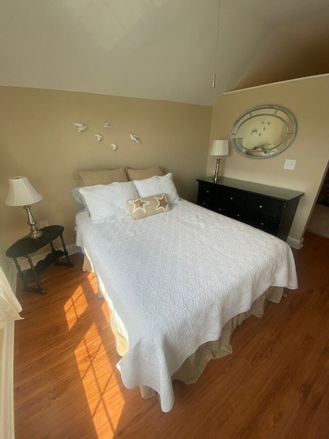 Foto del edificio - Nicely furnished garage apartment in gated...