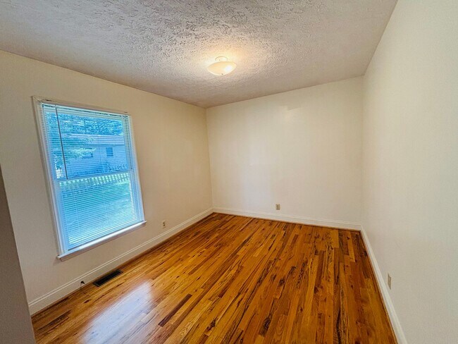 Building Photo - 1439 Sandy Cir