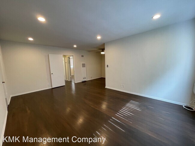 Building Photo - 1 br, 1 bath Apartment - 312 S. Doheny Dr....