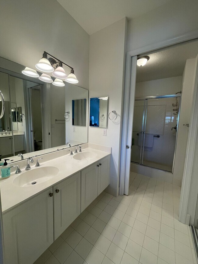 3600 Oaks Clubhouse Dr, Pompano Beach, FL 33069 Condo for Rent in