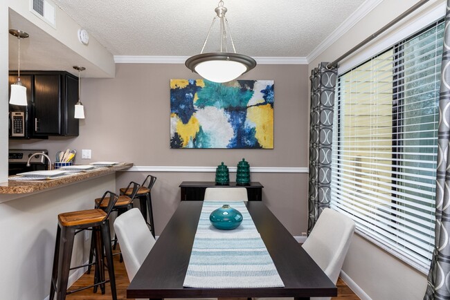 Comedor grande - Lakes of Northdale Apartments