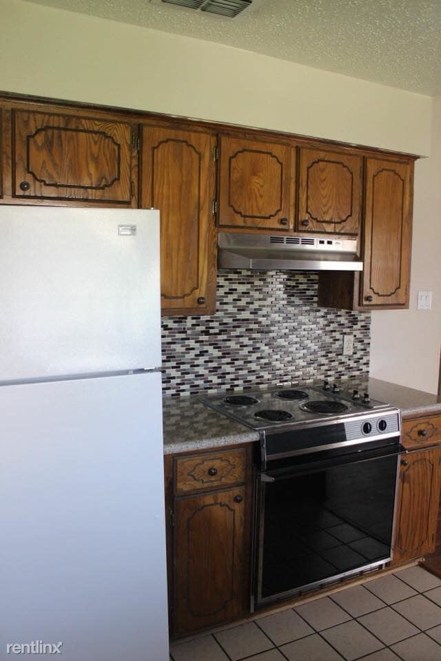Building Photo - 2 br, 1 bath Duplex - 411 Woodridge Cir A