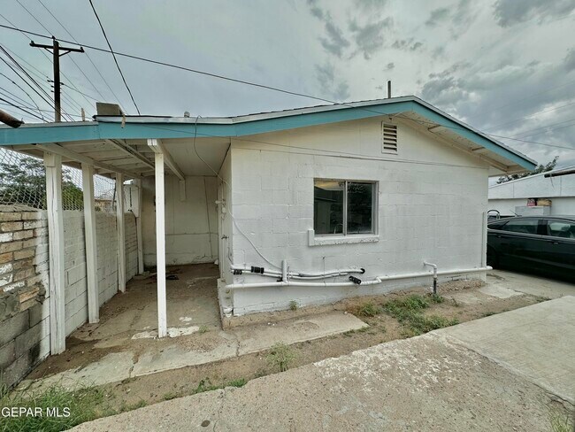 Foto del edificio - 6041 Yandell Dr