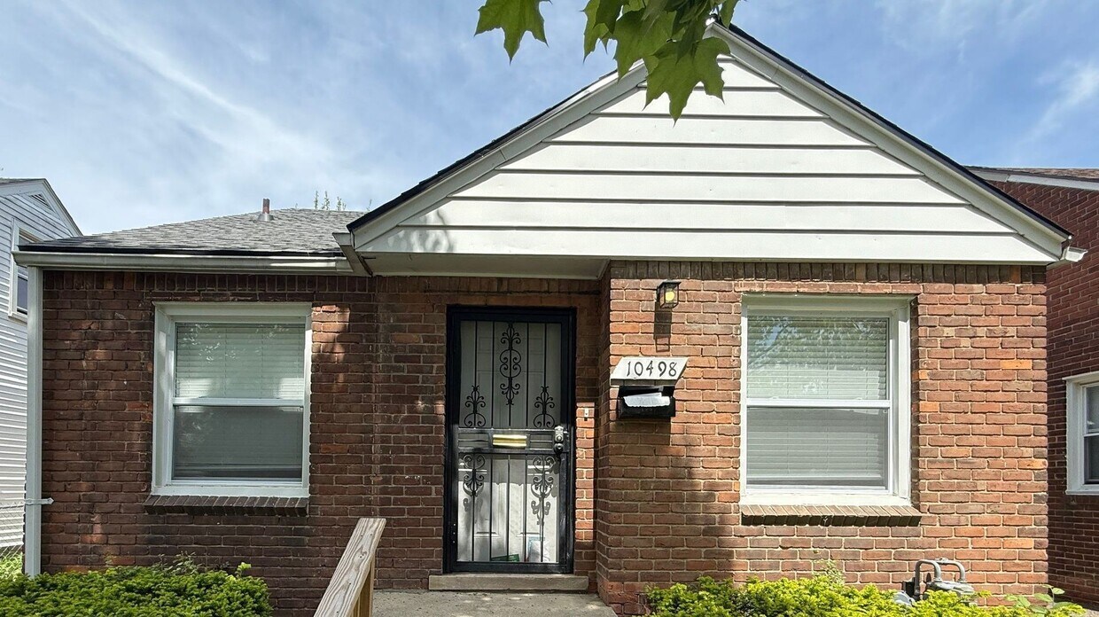 Foto principal - Renovated 3-Bedroom Home – Section 8 Welcome!