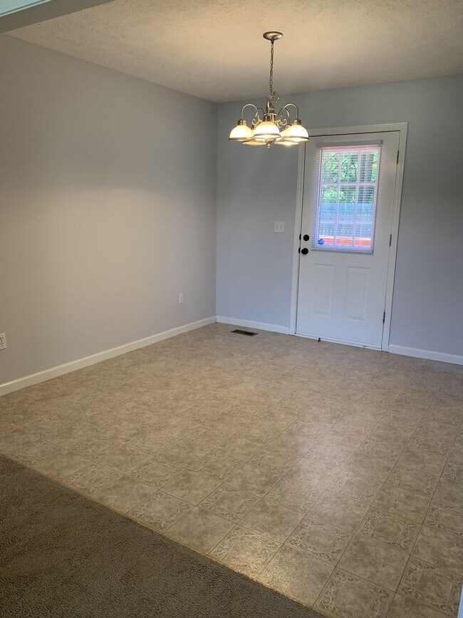 Foto del edificio - 3 Bedroom 2 Bath Home with GARAGE