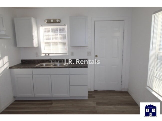 Building Photo - 503 W Washington Ave