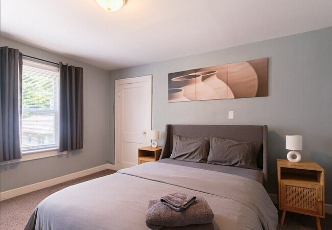 Building Photo - 911 E 49th St