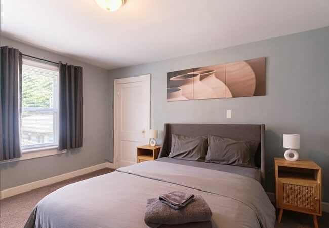 Photo - 911 E 49th St House