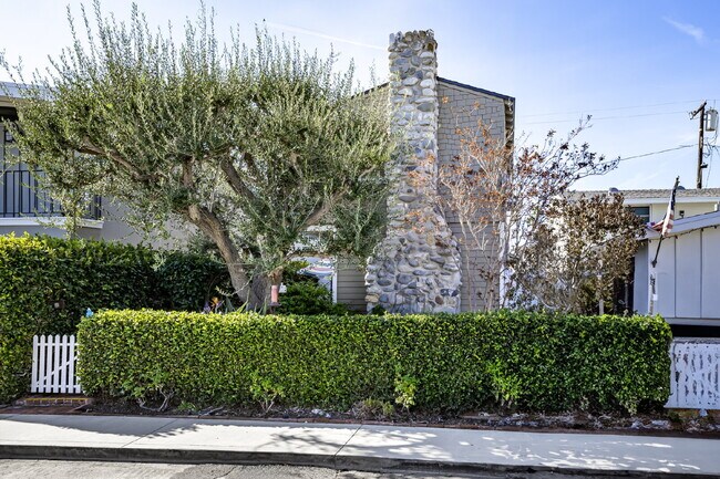 Foto del edificio - "Charming 4-Bedroom Classic Cottage & Cozy Fireplace in heart of Balboa