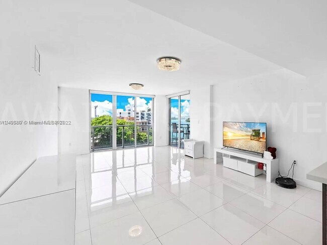 Building Photo - 9901 E Bay Harbor Dr