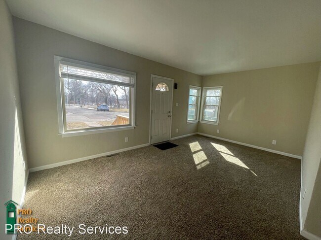 Building Photo - 3 br, 1 bath House - 2401 14th Ave E