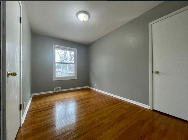 Building Photo - Outstanding 5 Bedroom 2 Bathroom Single Fa...
