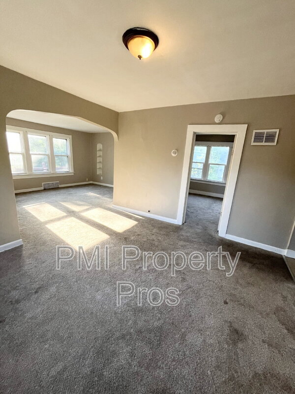Building Photo - 3154A N 12th St Upper