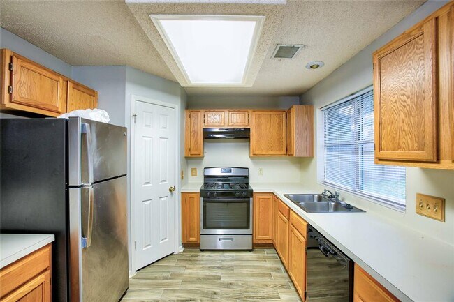 Building Photo - 10018 Cabin Creek Dr
