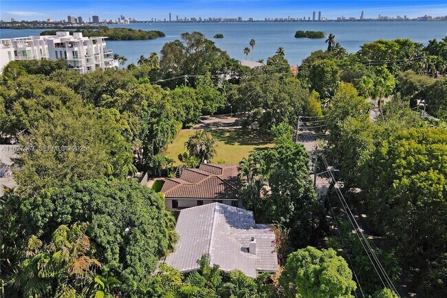 Foto del edificio - 669 NE 60th St