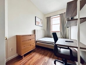 Building Photo - Furnished room/NOT APARTMENT