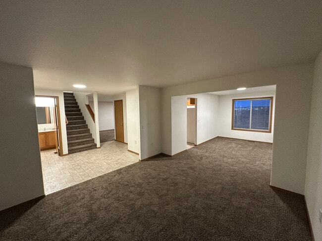 Building Photo - 1021 W Windrose Dr