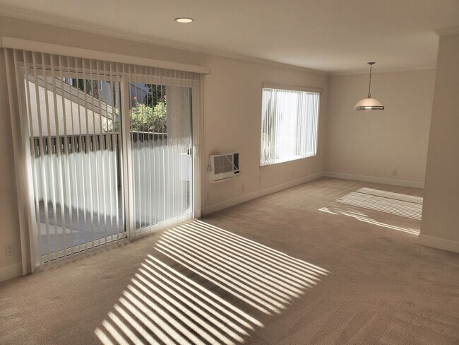 Building Photo - Villa La Jolla condominium, 2 pools and gr...