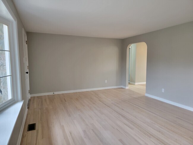Building Photo - 2307 Mayfair Dr