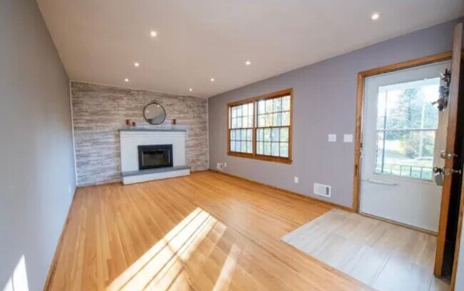Foto del edificio - 8725 W Bush Lake Rd