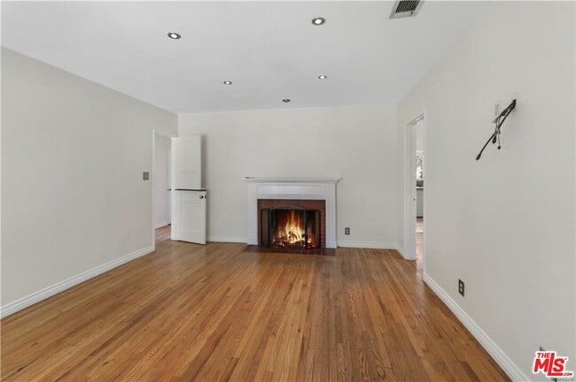 Foto del edificio - 6244 Simpson Ave