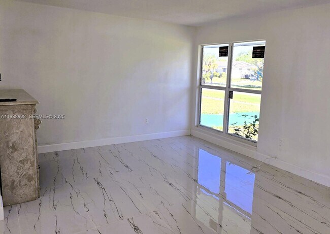 Foto del edificio - 22335 Montrose Ave