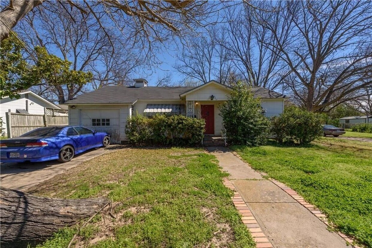 Foto principal - 3 bed, 1 bath house in quiet neighborhood