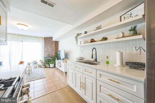 Building Photo - 250 Fir Tree Ct