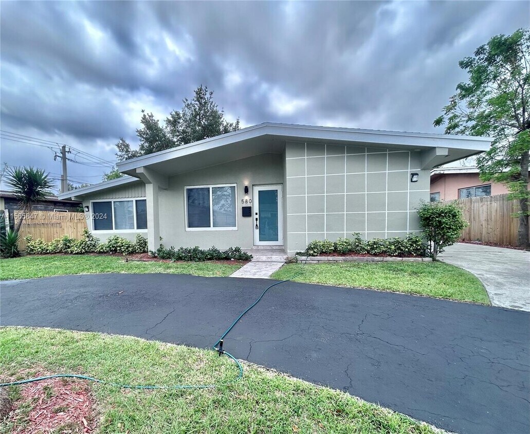 Building Photo - $3,600 580 NE 177th St